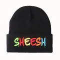 Schwarze Strickmütze mit lebhafter 3D-Regenbogen-SHEESH-Stickerei im Graffiti-Stil - Bunte Stickerei - Schwarze Mütze