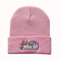 Detailansicht der rosa Strickmütze mit süßer grauer Katzenstickerei und dickem Umschlagrand - Einheitsgröße / Rosa