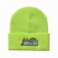 Detailansicht der grauen Katzenstickerei auf einer neongrünen Rippstrickmütze für Winter - Einheitsgröße / Neongelb