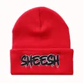 Detailansicht der 3D-SHEESH-Stickerei auf einer leuchtend roten Strickmütze - Klassische Stickerei (Rot) / Rot