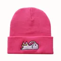 Leuchtend pinke Strickmütze mit niedlicher Katzen-Stickerei für Winterwärme und Hip-Hop-Stil - Einheitsgröße / Lederrot