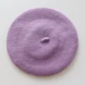 Vue de dessus d'un béret en laine violette montrant une texture douce et haut de gamme - Taille unique / Mauve Clair