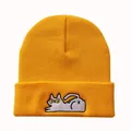 Nahaufnahme der gelben Strickmütze mit lustiger Katzenbestickung auf dem umgeschlagenen Rand - Einheitsgröße / Gold