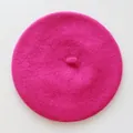 Vue de dessus d'un béret en laine rose épais pour enfant avec texture en feutre - Taille unique / Rose rouge
