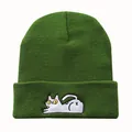 Detailansicht der dunkelgrünen Strickmütze mit weißer Katzenstickerei auf dem Umschlag - Einheitsgröße / Armeegrün