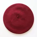 Vue de dessus détaillée d'un béret en laine rouge foncé montrant sa texture en feutre épais - Taille unique / Bordeaux