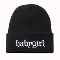 Klassische schwarze Beanie mit weißer 'babygirl' Stickerei und umgeschlagenem Rand - Schwarz