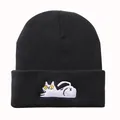 Detailansicht der niedlichen weißen Katzenstickerei auf schwarzer Strickmütze für Damen - Einheitsgröße / Schwarz