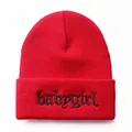 Rote Strickmütze Beanie mit schwarzer Babygirl-Stickerei im gotischen Stil für Winter - Rot