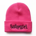 Trendiger pinker Strick-Beanie mit schwarzer Babygirl-Stickerei für Damen im Winter - Lederrot