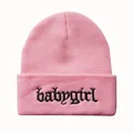 Rosa gerippte Strickmütze mit gotischer Babygirl-Bestickung auf weißem Hintergrund - Rosa