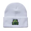 Weiße Strickmütze für Damen und Herren mit einer süßen grünen Frosch-Stickerei vorne - Einheitsgröße / Weiß