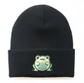 Detailansicht der niedlichen grünen Froschstickerei auf der schwarzen Strickmütze - Einheitsgröße / Schwarz