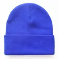 Makroaufnahme der gerippten Strickstruktur der blauen Beanie mit breitem Umschlag - Saphirblau