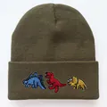 Detail der armee-grünen Mütze mit bunten Dinosaurier-Stickereien und Rippstrick-Textur - Verstellbar / Armeegrün