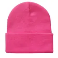 Detail der pinkfarbenen Beanie mit Rippstrick-Textur und breitem Umschlag-Design - Lederrot