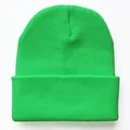 Detailaufnahme der neongrünen Strickmütze mit Rippenmuster und feiner Texturverarbeitung - Fluoreszierendes Grün