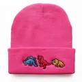 Pinke Strickmütze mit bunten Dino-Stickereien im klassischen Beanie-Stil für Damen - Verstellbar / Lederrot