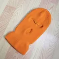 Detalle del pasamontañas de punto naranja con 3 agujeros y tejido cálido cortavientos - Naranja