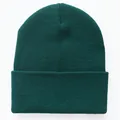 Detailansicht der dunkelgrünen gerippten Strickstruktur dieser warmen Beanie-Mütze - Dunkelgrün