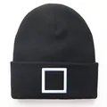Schwarze Strickmütze mit weißer quadratischer Stickerei für Herren und Damen im Winter - Schwarz Quadrat