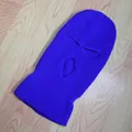 Detalle del pasamontañas de punto azul brillante de 3 agujeros con textura de canalé fino - Azul Zafiro