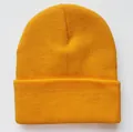 Detailaufnahme der gelben Strickmütze mit feiner Rippstruktur und klassischem Umschlag - Gold