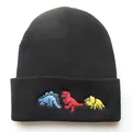 Detailaufnahme der bunten Dinosaurier-Stickerei auf einer schwarzen Strickmütze - Verstellbar / Schwarz