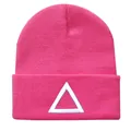 Detailaufnahme einer pinkfarbenen Strickmütze mit weißem gesticktem Dreiecks-Logo - Altrosa Dreieck