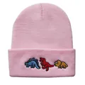 Detailansicht der rosa Strickmütze mit drei bunten Cartoon-Dinosaurier-Stickereien - Verstellbar / Rosa