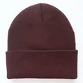 Detail der burgunderroten Rippstrick-Struktur auf einer klassischen Beanie-Mütze - Kaffeebraun