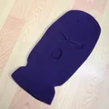 Detalle de pasamontañas de punto morado con 3 agujeros mostrando la textura y protección - Azul Marino