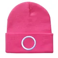 Detail einer leuchtend pinkfarbenen Strickmütze mit weißem Kreis-Stickmuster vorne - Altrosa Kreis