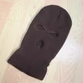 Textura de punto detallada de un pasamontañas marrón de tres agujeros para invierno frío - Café