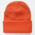 Nahaufnahme der hellorangen Strickmütze mit Umschlag und detaillierter Strickstruktur - Dunkelorange