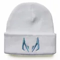 Weiße Strickmütze für den Winter mit einer minimalistischen blauen Stickerei am Umschlag - Weiß