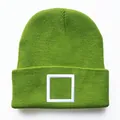 Detail einer grünen Strickmütze mit weißer quadratischer Bestickung und Rippenstruktur - Grasgrün Quadrat