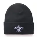Bonnet en tricot noir classique avec broderie d'abeille violette sur le revers large - Réglable / Noir