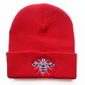 Bonnet en maille rouge classique orné d'une broderie d'abeille détaillée sur le revers - Réglable / Rouge