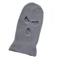 Primer plano del pasamontañas de punto gris con tres agujeros mostrando la textura fina - Gris claro