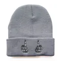 Detail der grauen Strickmütze mit weißen Totenkopf-Handstickereien am umgeschlagenen Rand - Einheitsgröße / Hellgrau
