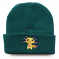 Gorro de punto verde oscuro con un lindo bordado de Axolotl amarillo en vista frontal - Ajustable / Verde Oscuro