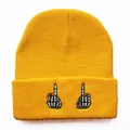 Detail der gelben Strickmütze mit weißer Skeletthand-Stickerei auf dem Aufschlag - Einheitsgröße / Gold
