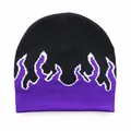 Gestrickte Beanie mit lila Flammenmuster auf schwarzem Grund für warme Winteroutfits - Lila Flamme