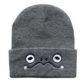 Detail der Zeichentrick-Froschaugen-Stickerei auf dunkelgrauer Strickmütze für den Winter - Grau