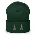 Dunkelgrüne Beanie mit Umschlag und weißer Skelett-Mittelfinger-Stickerei auf weißem Grund - Einheitsgröße / Dunkelgrün