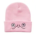 Detailaufnahme der rosa Strickmütze mit niedlicher Cartoon-Augen-Stickerei für Winter - Rosa