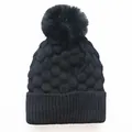 Schwarze Strickmütze mit Kunstfell-Bommel und strukturierter Textur für Winterwärme - Schwarz
