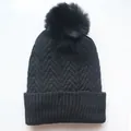 Winter-Strickmütze mit Kunstpelz-Bommel und Fleece-Futter für Outdoor-Sportarten - Verstellbar / Schwarz