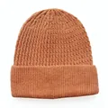 Karamellfarbene Strickmütze mit grobem Zopfmuster und Umschlag für den Winterkomfort - Dunkelkamel